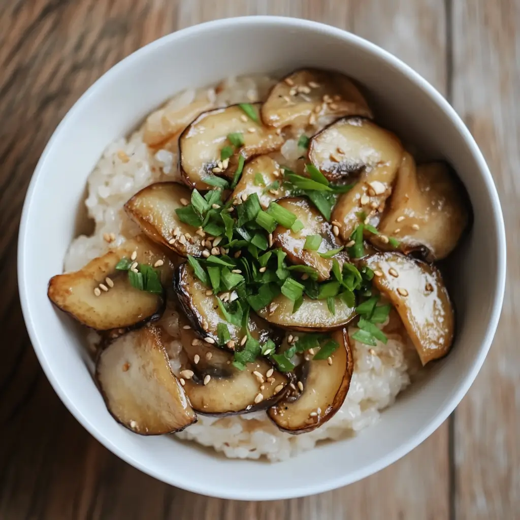 白い器に盛り付けられた炊き立ての松茸ご飯。